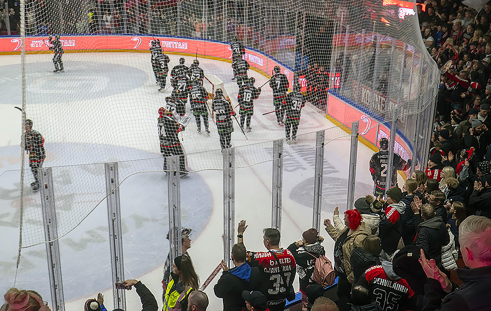 Joukkue kiittää fanipäätyä