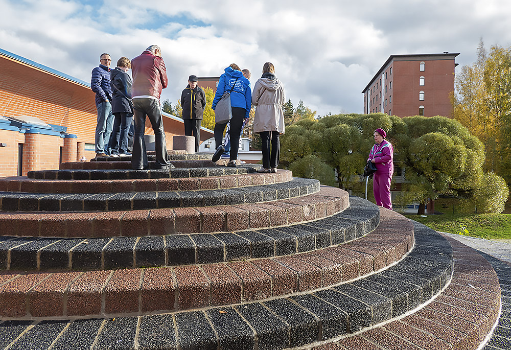 Käärmekallio toimintakeskuksen pihalla