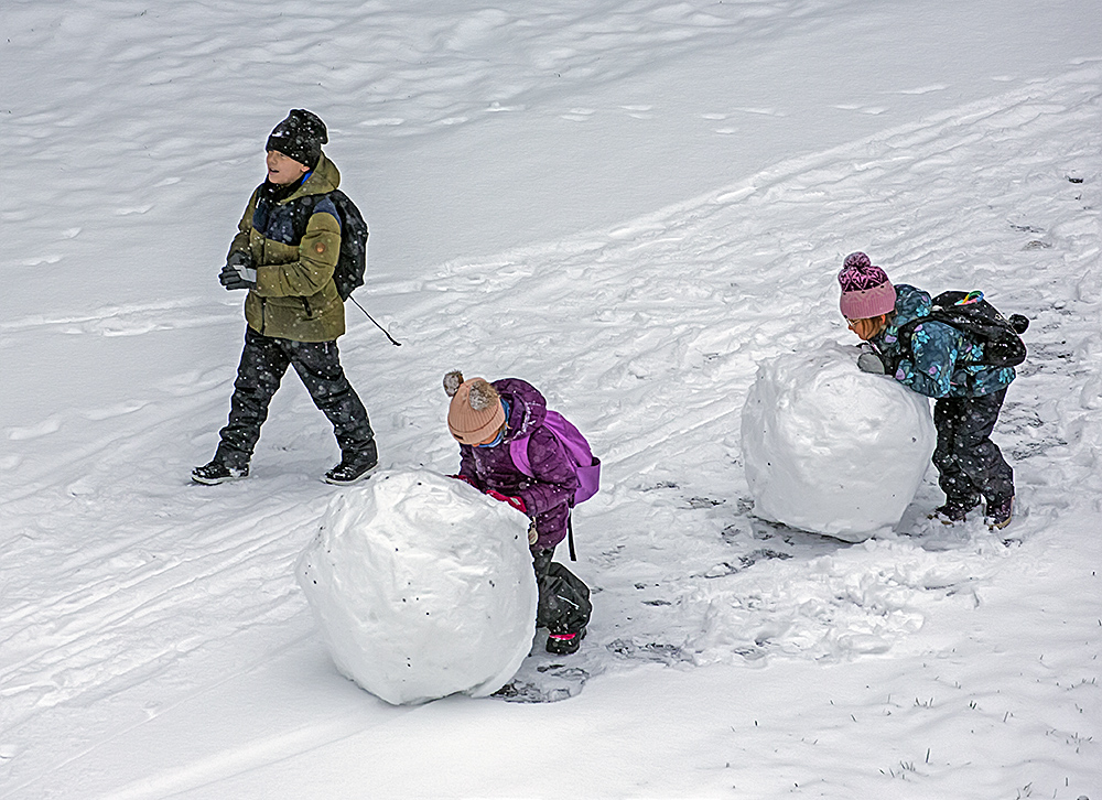 Koulusta kotiin lumipallojen kanssa